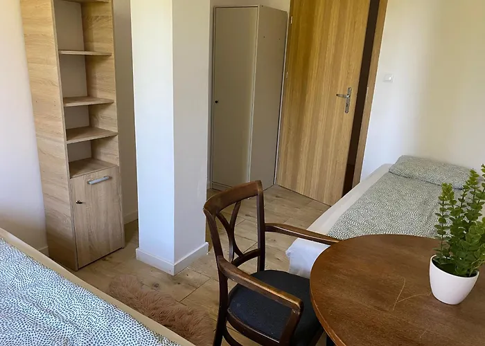 Bursztynowa 1 - Pokoje Goscinne